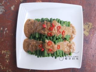 7、麻汁豆角,然后把调味汁淋上去，切点红辣椒圈装饰。