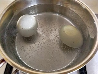 4、三色黄金蛋,皮蛋用水煮十分钟左右（目的让皮蛋煮老一点，后期处理方便）