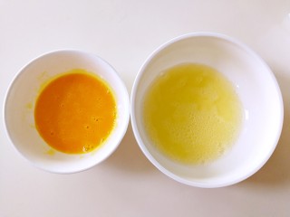 6、三色黄金蛋,蛋白和蛋黄打散备用