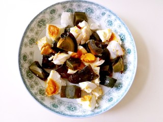 7、三色黄金蛋,皮蛋煮好后和咸鸭蛋一起切成小丁
