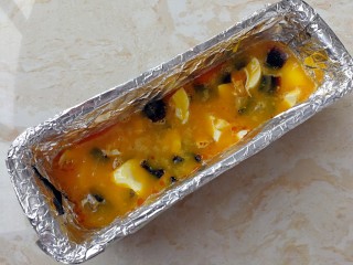 12、三色黄金蛋,倒入蛋黄液，轻轻晃动一下模具，让蛋液分布均匀