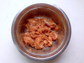 7、日式鸡胸肉蛋三明治,封上保鲜膜，冰箱冷藏一晚，使其充分入味