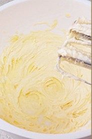 2、奶香曲奇,用电动打蛋器，打发颜色发白