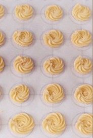 7、奶香曲奇,烤箱预热200度，烤盘放中层，转为180度，烤大约15-20分钟，烤到曲奇表面、底边微微发黄就行了