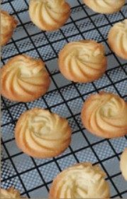 8、奶香曲奇,出炉以后，马上把曲奇转移到晾网上冷却