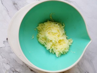 1、土豆丝五彩披萨,200g土豆去皮擦细丝