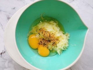 2、土豆丝五彩披萨,打入两个鸡蛋，加适量的拌饭料（没有可以盐代替）