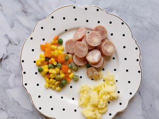 4、土豆丝五彩披萨,将肉肠切片，时蔬提前煮熟