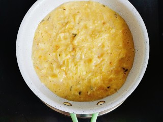 5、土豆丝五彩披萨,平底锅刷一层油，倒入土豆丝糊，小火慢煎