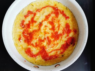 6、土豆丝五彩披萨,半凝固后，抹上适量的番茄酱