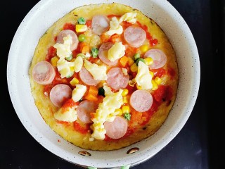 7、土豆丝五彩披萨,撒上时蔬粒，铺上肉肠，撒上适量的奶酪碎