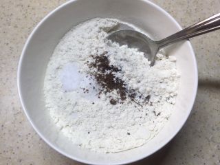 1、千层饼,首先我们来做油酥，取一个碗，放入b里的中筋粉，盐，五香粉待用。