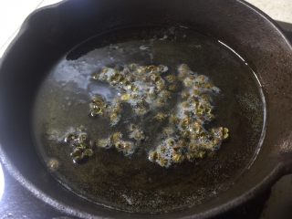 2、千层饼,锅里热油，放入花椒粒爆出香味。