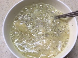 3、千层饼,将炸好的花椒油过滤掉花椒粒，倒入事先准备好的b料碗里。