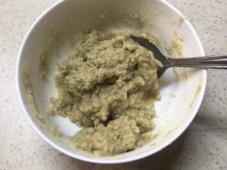 4、千层饼,拌匀至无干粉待用。