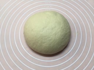 7、千层饼,面团排气松弛5分钟。