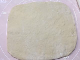 8、千层饼,硅胶板上撒上些面粉，将面团擀成长方形。
