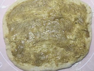 9、千层饼,抹上油酥。这步骤不好操作，可以使用刮板。