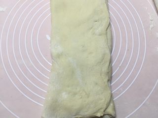 10、千层饼,左右两边往中间1/3处折叠。