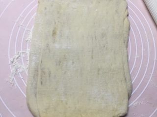 12、千层饼,擀开呈长方形。