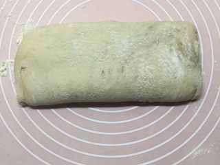 13、千层饼,上下往中间1/3处再次折叠。