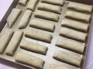 15、千层饼,切开呈长条形。