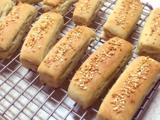 17、千层饼,表面喷上一层水，放入烤箱210度上下火烤制16分钟。