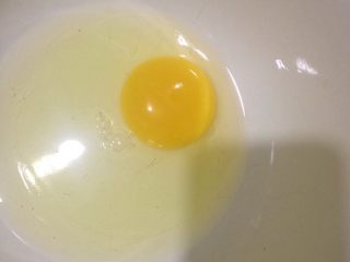 1、鸡蛋披萨饼,鸡蛋磕到碗里