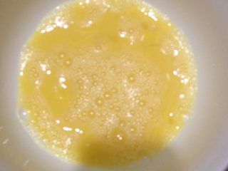 2、鸡蛋披萨饼,鸡蛋打成蛋液，再加入少许盐