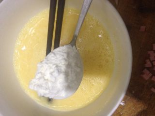 3、鸡蛋披萨饼,一大勺面粉加到带盐的蛋液中。就是正常家里吃饭的勺子就可以。面粉不要太多。多了就没有鸡蛋的味道了