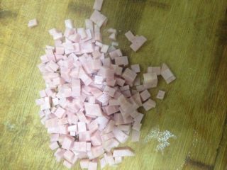 4、鸡蛋披萨饼,火腿切丁备用