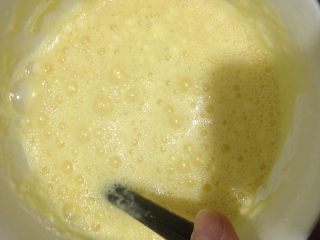 5、鸡蛋披萨饼,这是面粉和鸡蛋混合的蛋液。尽量不要有面粉疙瘩