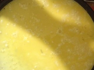 6、鸡蛋披萨饼,平底锅里放一点点油，把面粉蛋液糊到进平底锅里。摊平