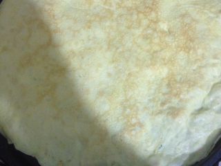 8、鸡蛋披萨饼,翻个面在煎一下