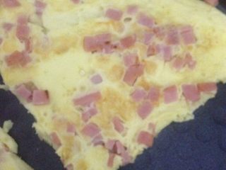 9、鸡蛋披萨饼,这样就可以出锅了。