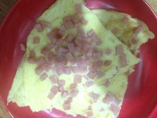 10、鸡蛋披萨饼,切成小块装盘。也可以上面挤一点番茄酱。可以吃了这就