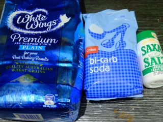 1、简单快手曲奇马芬杯,先准备粉类材料 如上????：普通面粉 苏打 盐