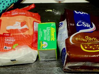 3、简单快手曲奇马芬杯,接着准备白糖 黄油 黄糖（没有可以用红糖代替）