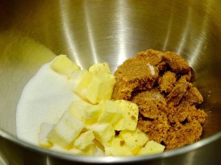 5、简单快手曲奇马芬杯,然后倒入糖 用打蛋器中高速搅打