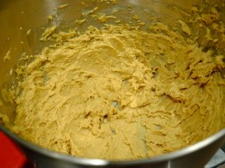 6、简单快手曲奇马芬杯,直到搅打至黄油颜色变浅 材质变蓬松