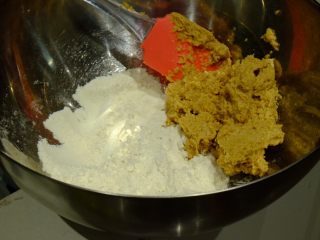 9、简单快手曲奇马芬杯,把搅拌好的湿面团倒入粉类材料 用手揉均匀