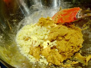 11、简单快手曲奇马芬杯,我因为嫌巧克力豆大 所以切碎了 如果你们有小的可以直接用