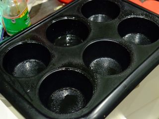 13、简单快手曲奇马芬杯,在马芬模具上稍许抹上黄油