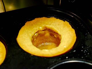 17、简单快手曲奇马芬杯,压完后取出模具 观察一下 如果四周还有未熟面团 