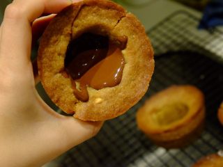 23、简单快手曲奇马芬杯,旋转 让巧克力均匀覆盖表面