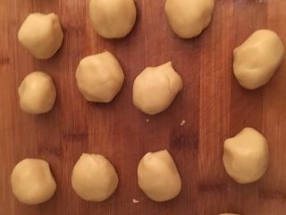 3、酥皮鲜肉月饼,油酥和水油皮醒二十分钟，然后分别分成汤圆大小的剂子，