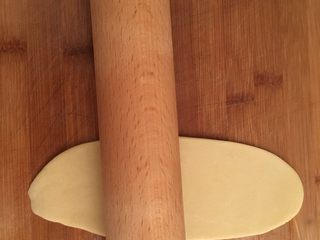 5、酥皮鲜肉月饼,取出面团，压扁擀成长条面皮