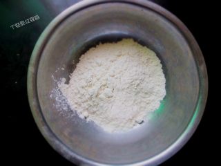 1、5分钟自制凉皮，免洗面,准备面粉100克、红薯淀粉100克、盐2g