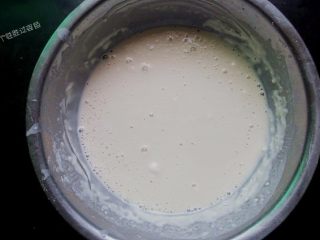 2、5分钟自制凉皮，免洗面,加入250g的水，将面糊搅匀至无颗粒。面糊往下滴时呈直线即可，不可过稠或稀。静置半个小时。