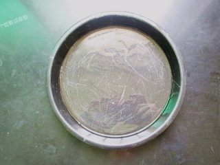 3、5分钟自制凉皮，免洗面,取个盘子，我用的是8寸披萨盘，将盘底抹上薄薄的一层油